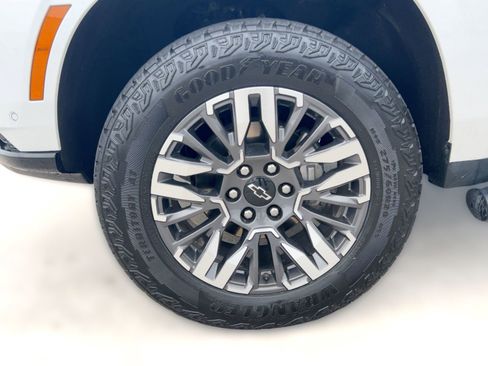 Certified 2025 Chevrolet Suburban Z71 image 11