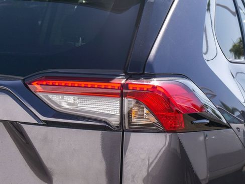 Used 2022 Toyota RAV4 LE image 11