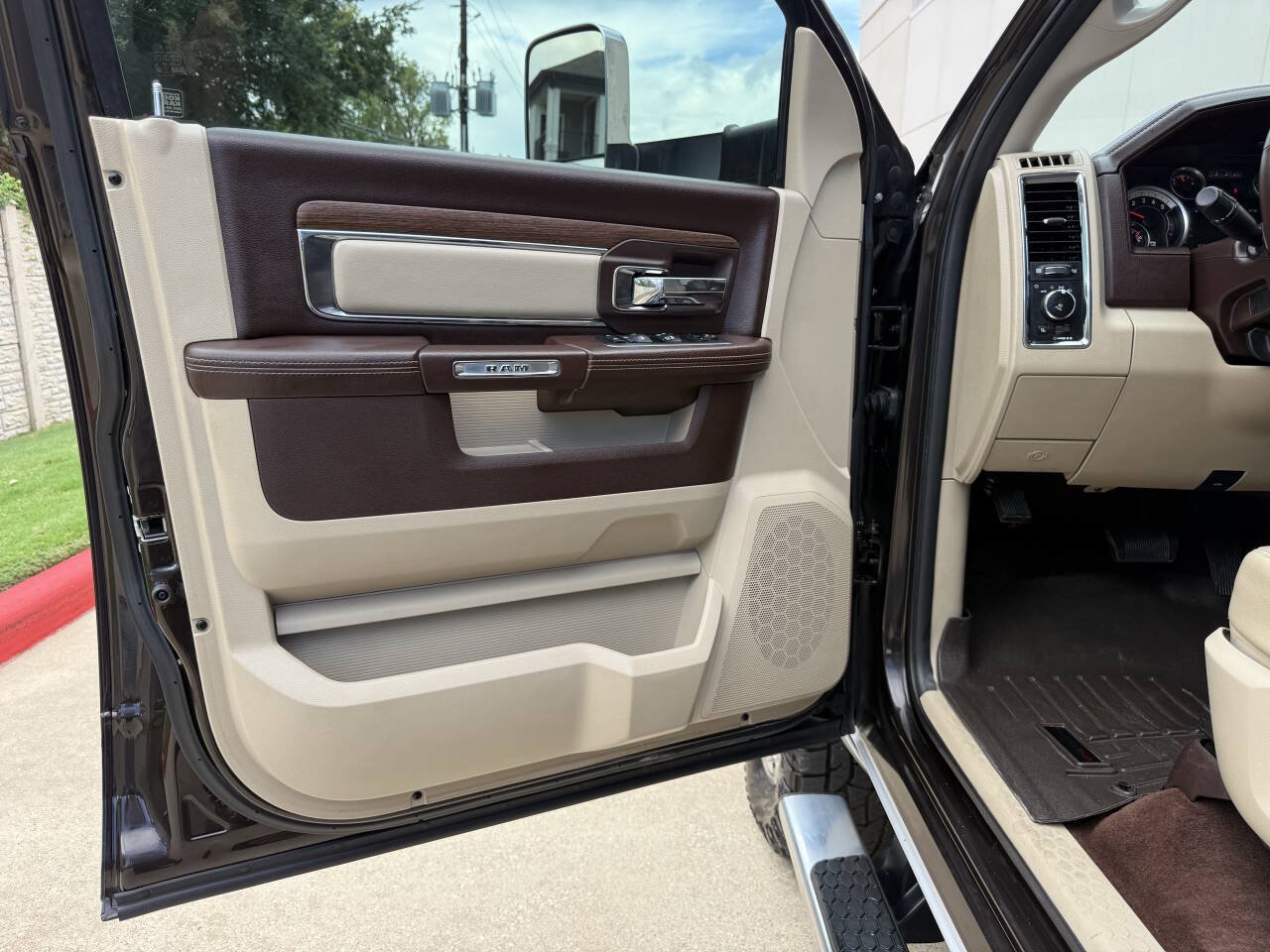 Used 2017 RAM 2500 Laramie AWD/4WD image 7