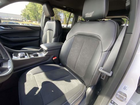 New 2025 Jeep Grand Cherokee Altitude image 9