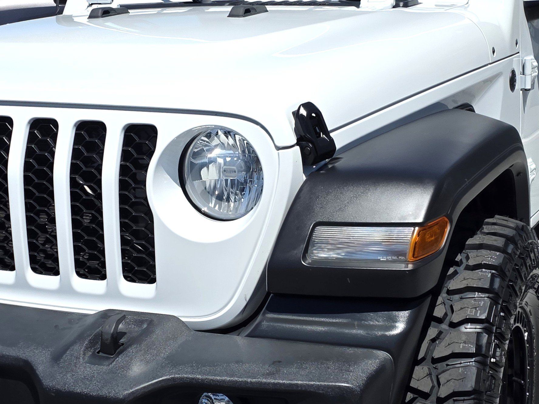 Certified 2022 Jeep Gladiator Sport AWD/4WD image 8