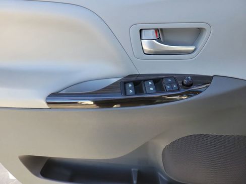 Used 2016 Toyota Sienna XLE w/ XLE Navigation Package image 13