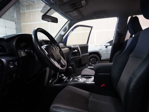 Used 2018 Toyota 4Runner SR5 AWD/4WD image 9