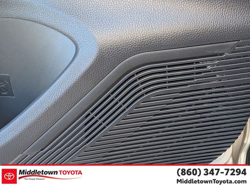 Used 2024 Toyota Venza LE AWD/4WD image 13