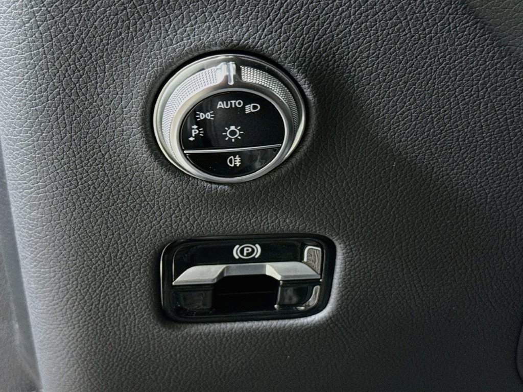 Used 2025 Mercedes-Benz GLC 350e 4MATIC image 10