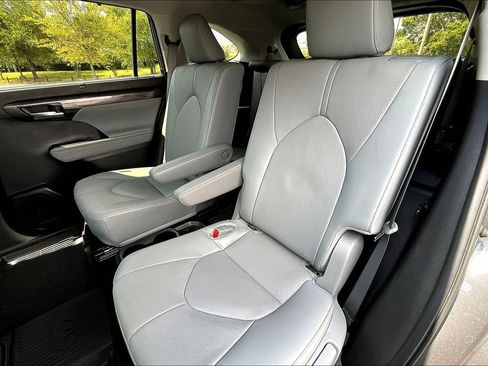 Used 2024 Toyota Highlander Limited image 26