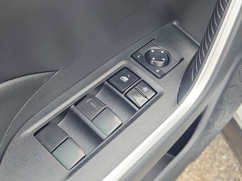 Used 2019 Toyota RAV4 LE w/ Carpet Mat Package AWD/4WD image 20