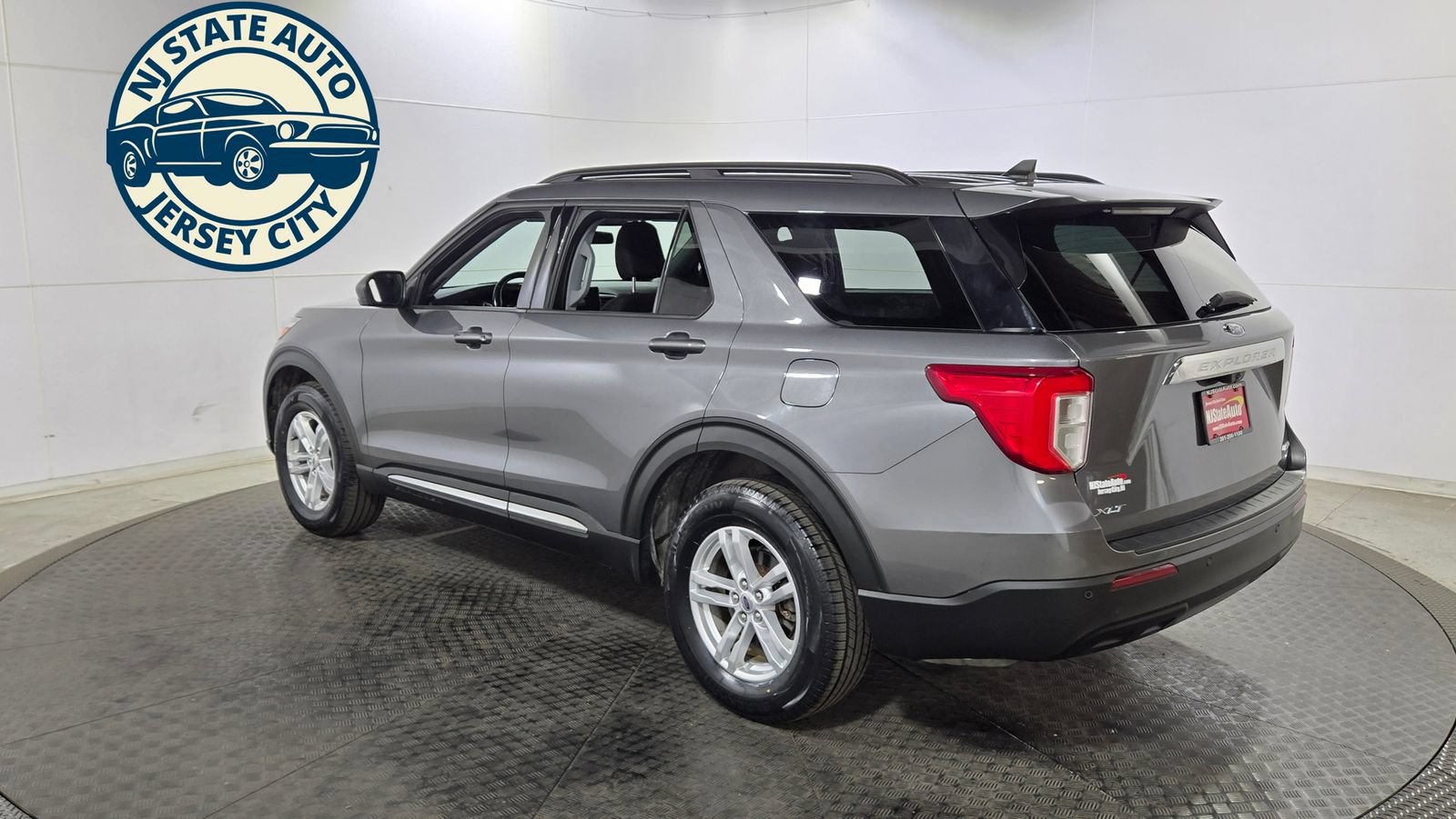 Used 2022 Ford Explorer XLT AWD/4WD image 3