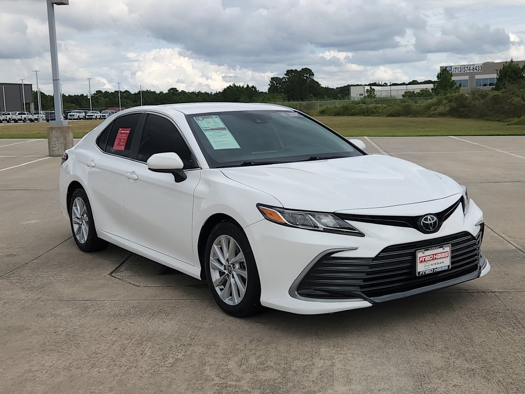 Used 2021 Toyota Camry LE FWD image 3