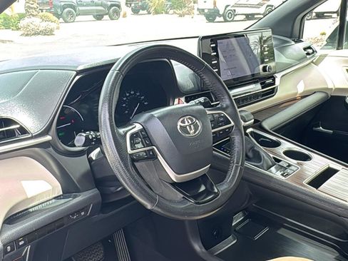 Used 2022 Toyota Sienna XLE FWD image 25