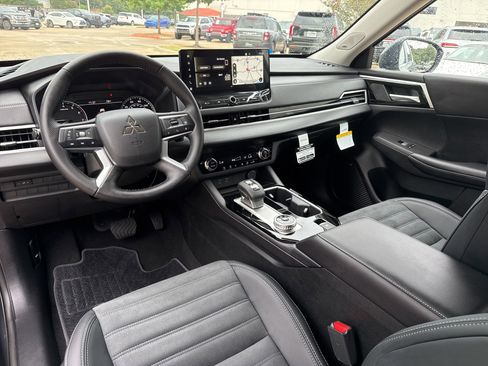 New 2025 Mitsubishi Outlander SE image 6