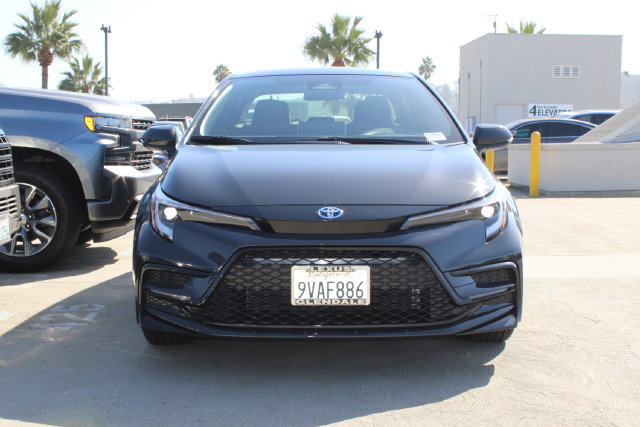 Used 2025 Toyota Corolla SE w/ SE Premium Package FWD image 2