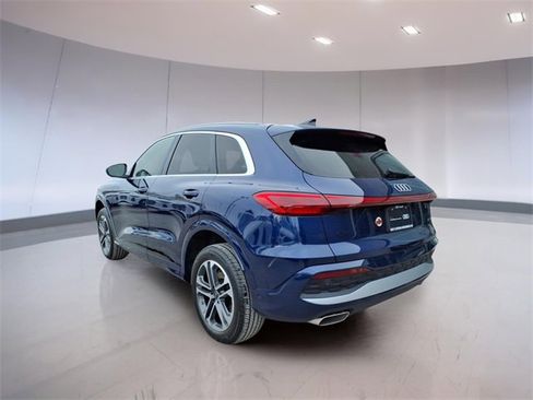 Used 2025 Audi Q5 Premium w/ Convenience Package image 4