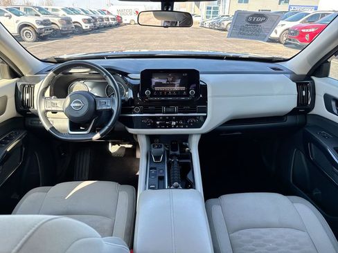 Used 2024 Nissan Pathfinder SV image 10