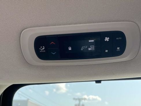 Used 2018 Chrysler Pacifica Touring-L FWD image 19