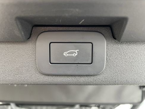 Certified 2024 Land Rover Discovery Dynamic SE image 41