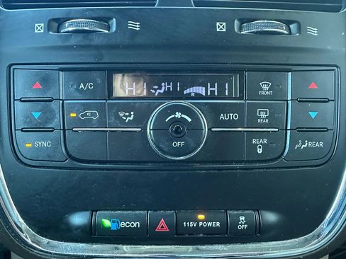 Used 2016 Chrysler Town & Country Touring image 22