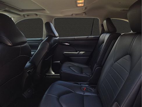 Used 2023 Toyota Highlander XLE FWD image 10