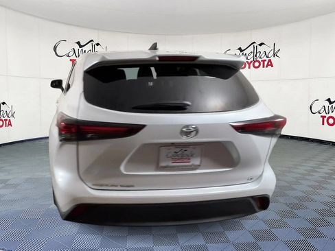Used 2025 Toyota Highlander LE FWD image 9