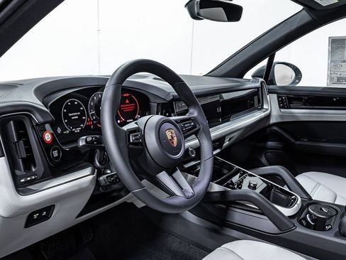Certified 2025 Porsche Cayenne AWD/4WD image 4