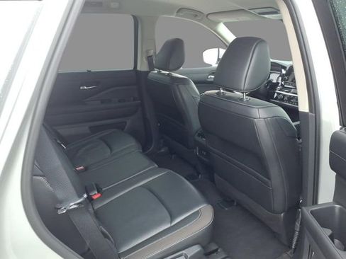 Used 2024 Nissan Pathfinder SL image 11