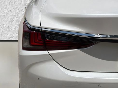 Used 2020 Lexus ES 350 Ultra Luxury w/ Accessory Package 2 FWD image 10