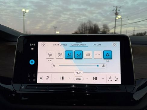 Used 2025 Volkswagen Atlas SE image 16