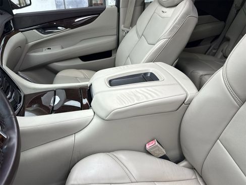 Used 2015 Cadillac Escalade Premium image 33