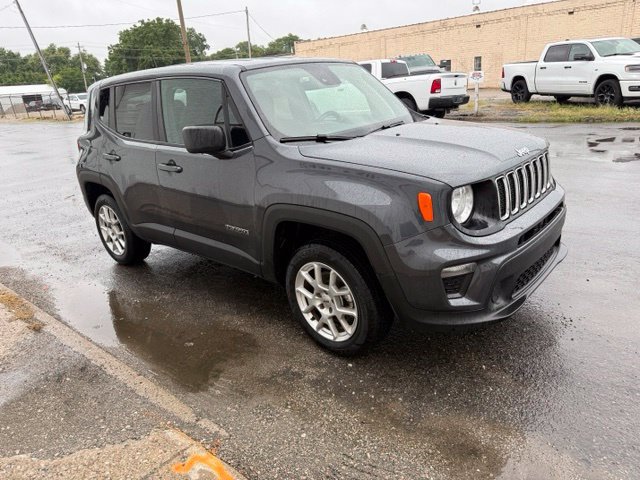 Used 2023 Jeep Renegade Latitude AWD/4WD image 5