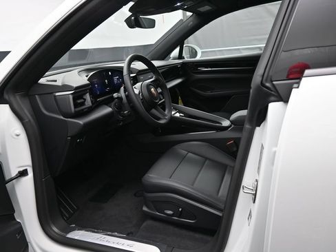 New 2026 Porsche Macan 4 Electric AWD/4WD image 4