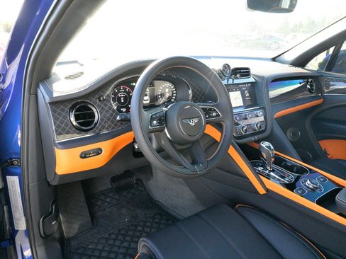 Used 2025 Bentley Bentayga image 16