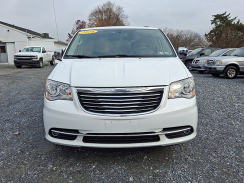 Used 2016 Chrysler Town & Country Touring-L image 2