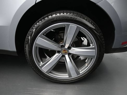 Certified 2025 Porsche Macan AWD/4WD image 9