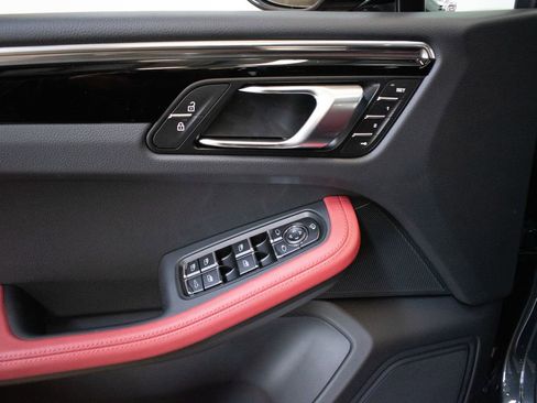 New 2026 Porsche Macan image 19