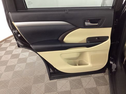 Used 2019 Toyota Highlander XLE AWD/4WD image 15