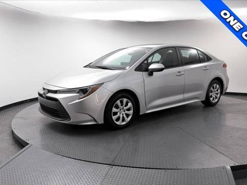 Used 2024 Toyota Corolla LE FWD image 2