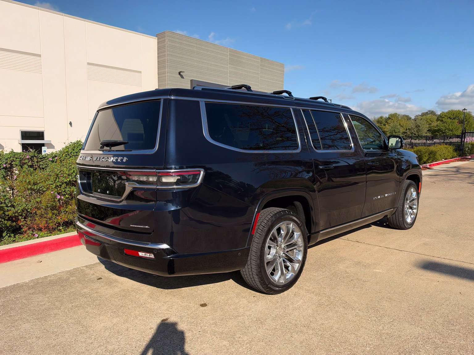 Used 2023 Jeep Grand Wagoneer L Series II w/ Premium Group II AWD/4WD image 7