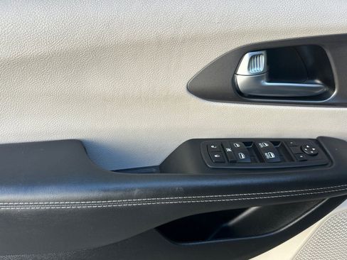 Used 2023 Chrysler Pacifica Touring-L FWD image 11