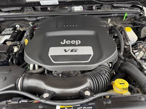 Used 2018 Jeep Wrangler Unlimited Sahara w/ Connectivity Group image 37