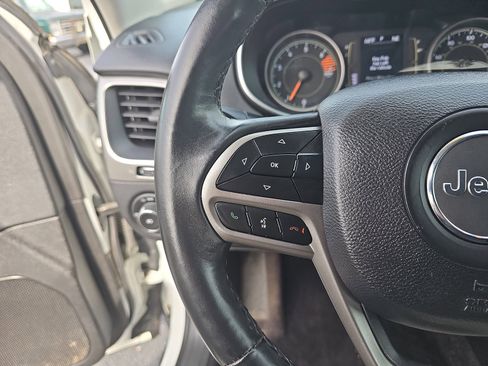 Used 2019 Jeep Cherokee Latitude Plus image 16