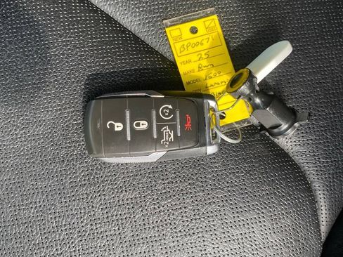 Used 2025 RAM 1500 Laramie AWD/4WD image 30