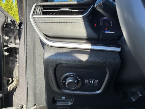 Used 2023 Jeep Grand Cherokee Altitude AWD/4WD image 19