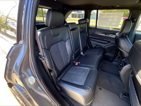 New 2025 Jeep Grand Cherokee Laredo image 21