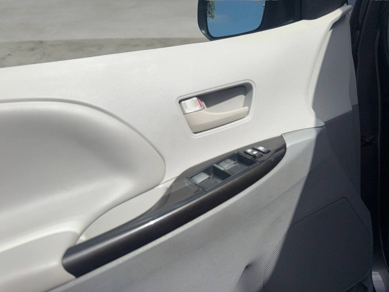 Used 2012 Toyota Sienna LE w/ Towing Pkg FWD image 12