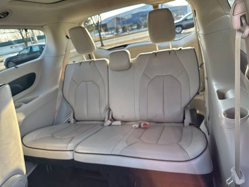 Used 2017 Chrysler Pacifica Platinum image 37