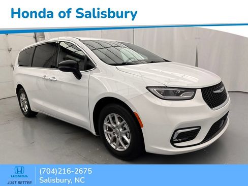 Used 2025 Chrysler Pacifica Select FWD image 1