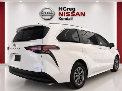 Used 2022 Toyota Sienna XLE FWD image 4