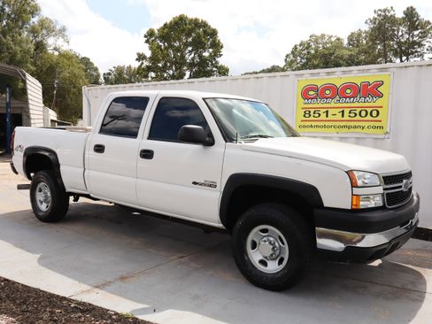 Used 2007 Chevrolet Silverado 2500 W/T w/ Heavy-Duty Power Package image 3