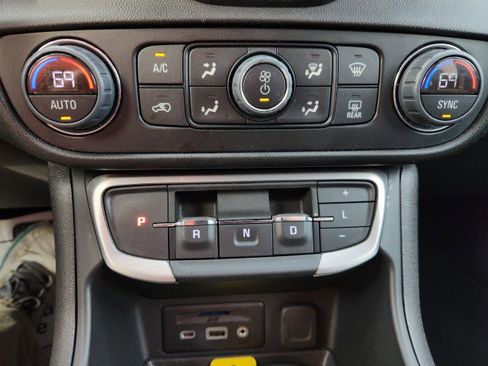 Used 2024 GMC Terrain SLT image 45