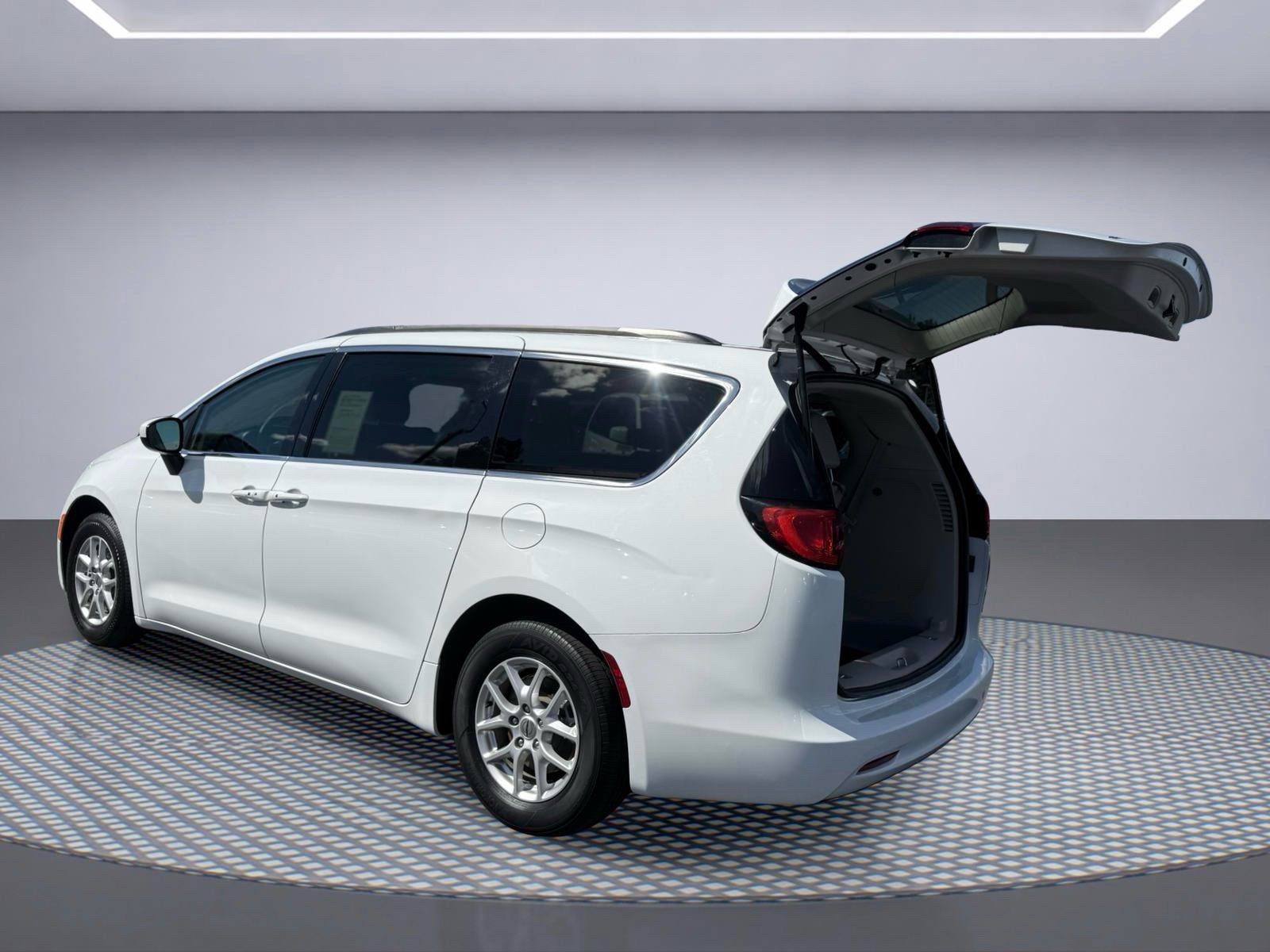 Used 2021 Chrysler Voyager Lxi FWD image 8
